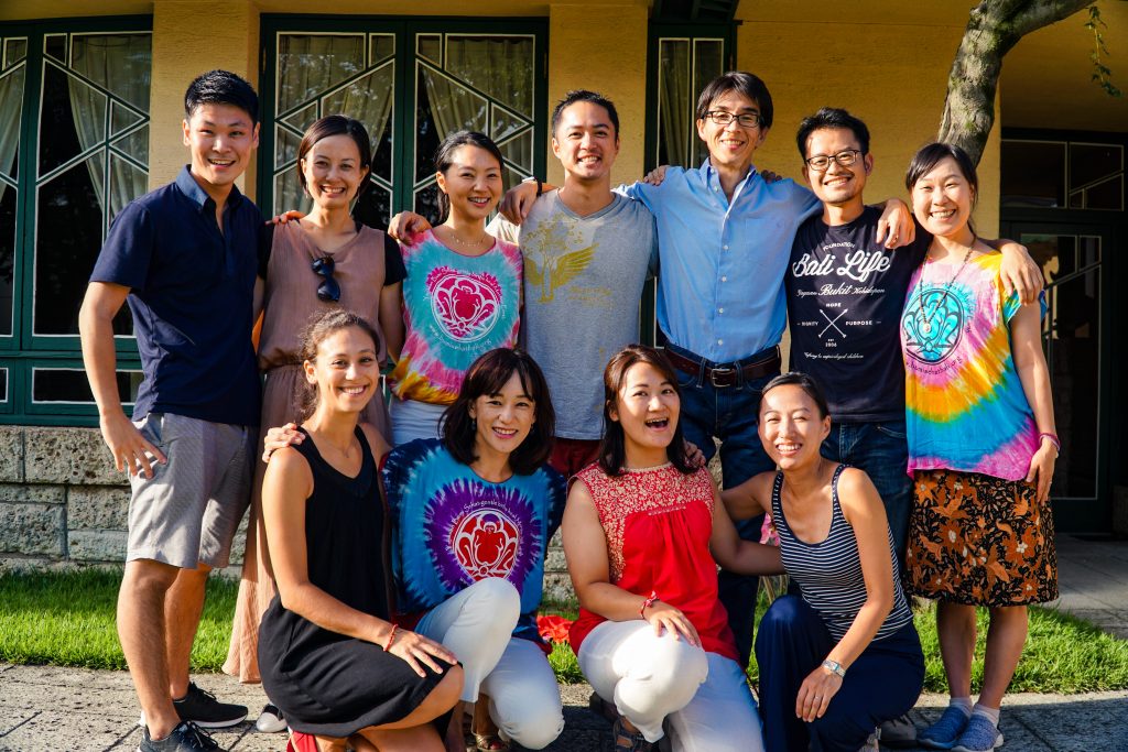 メンバーが肩を組んで写っている写真