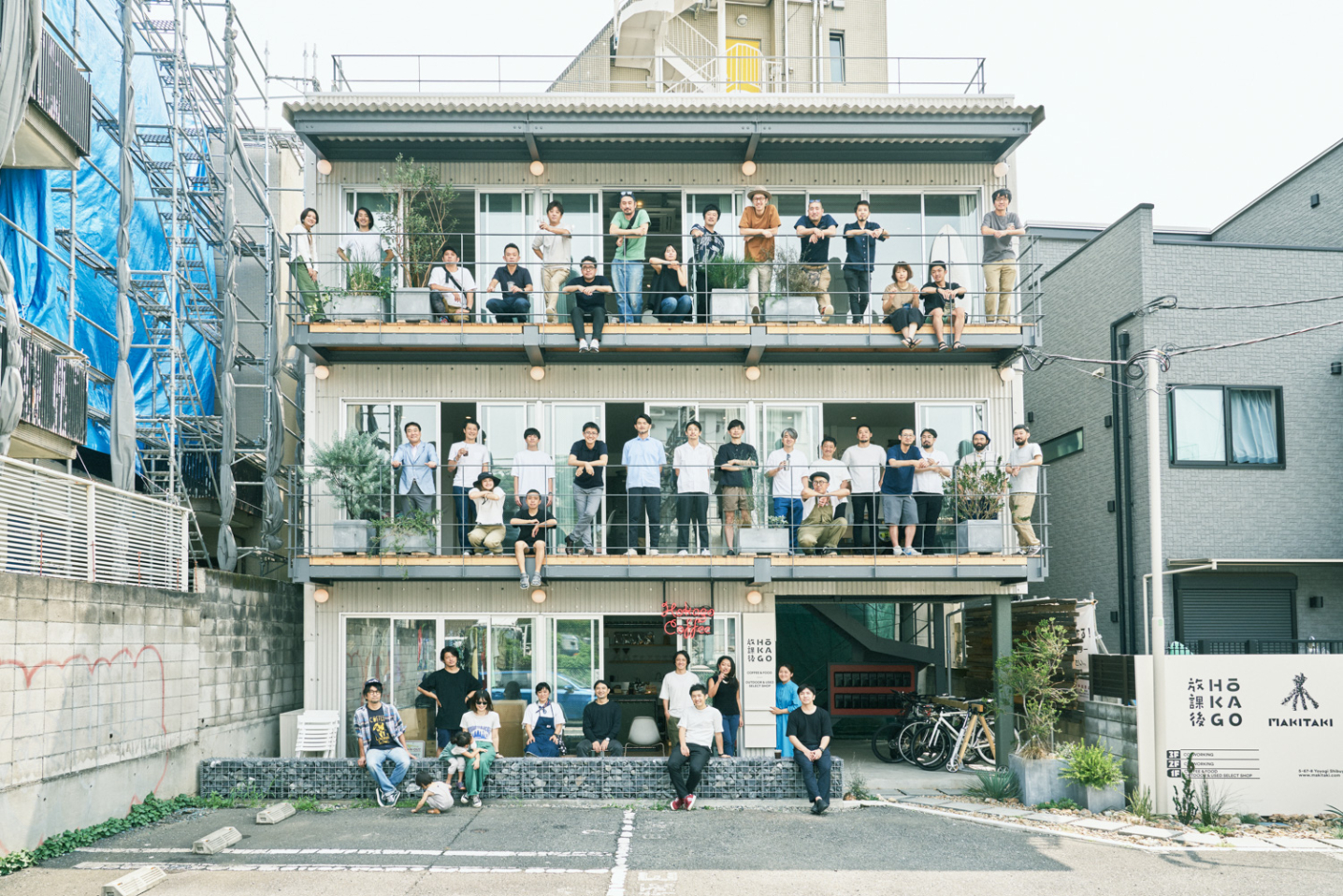 コワーキングスペース「MAKITAKI」のバルコニーにメンバーが集まっている写真