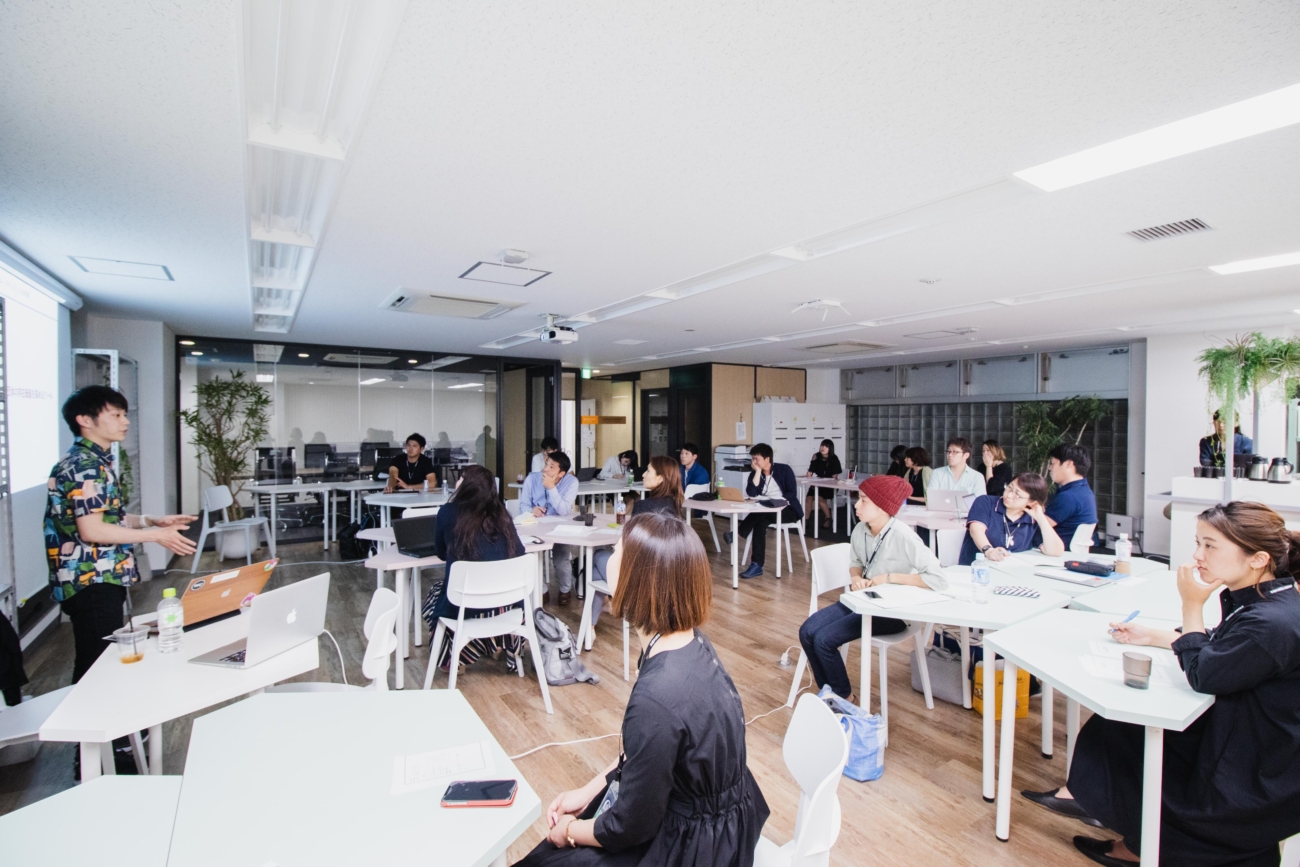 プログラムが行われている会場の様子の写真