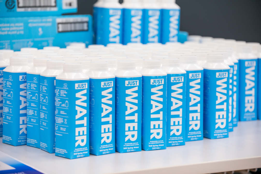 「WATER」とラベルの貼られた青いボトルが並んでいる写真