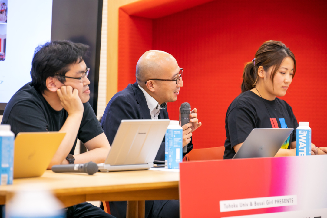 ディスカッションが行われている様子の写真