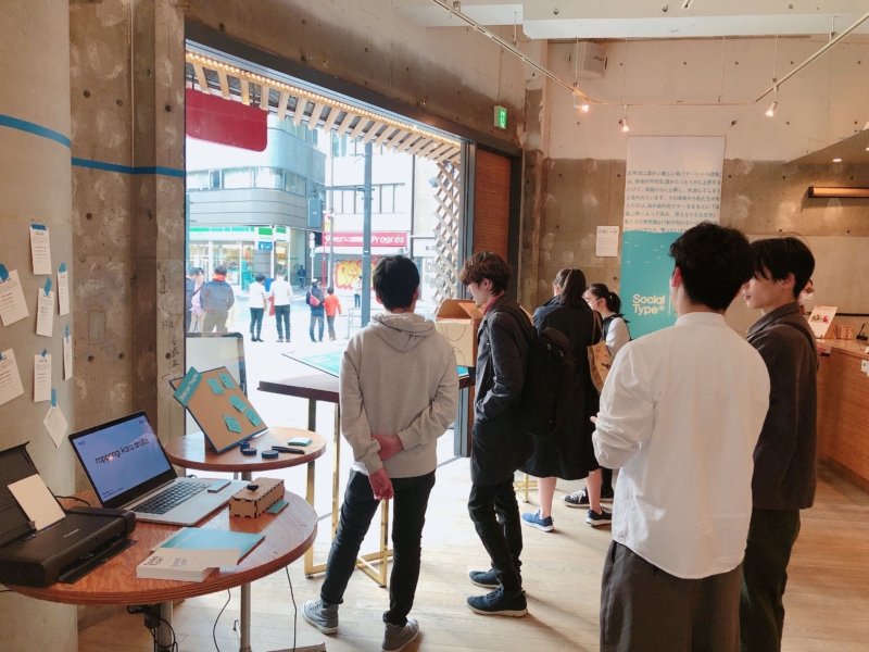 来場者の様子を写した写真