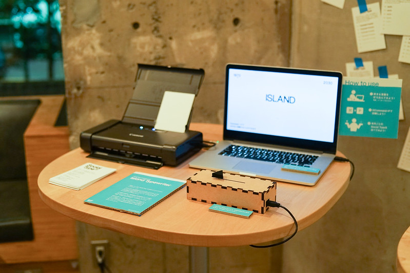 パソコンとプリンタが用意された会場の写真