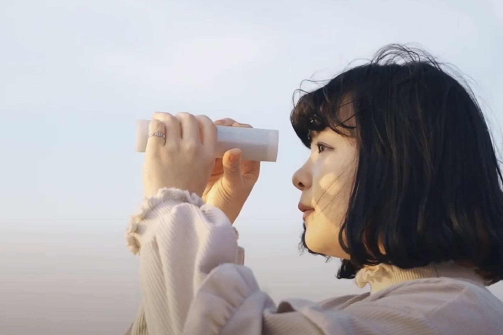 女性がREFの万華鏡を覗く横顔