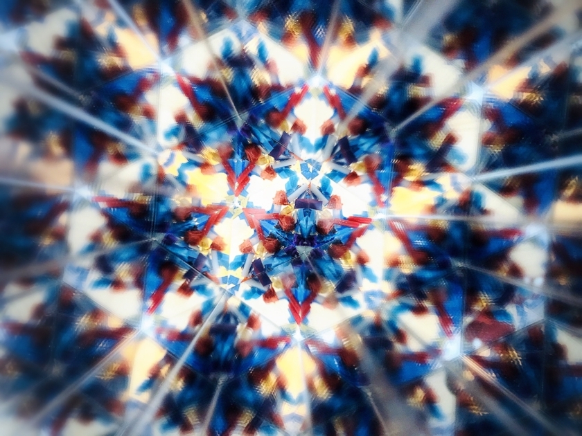写し出された万華鏡の模様の写真