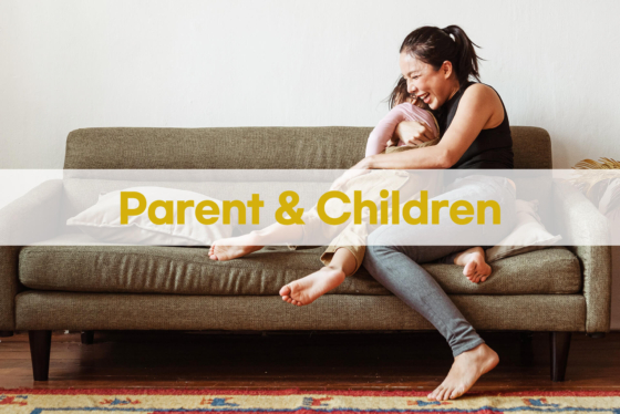 母親と子どもがソファの上で抱き合っているParent & Children イメージ画像