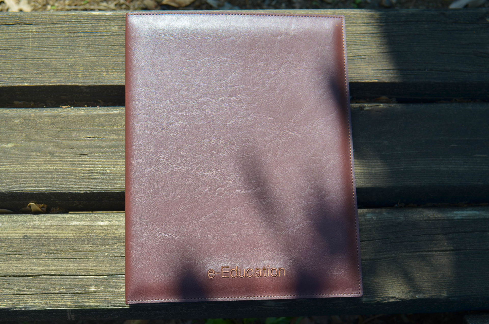 NPO法人e-Educationの社員向け冊子の革で作られた表紙